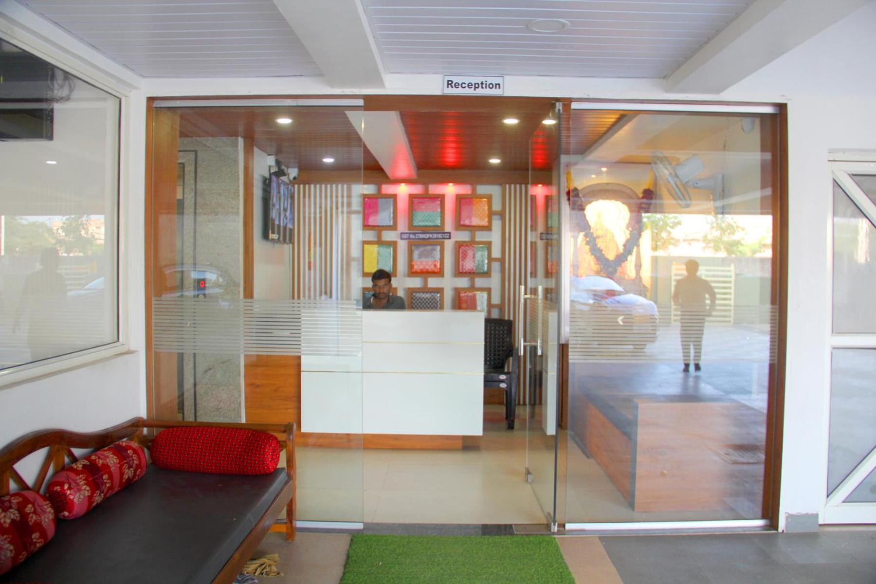 Hotel Ambai Executive Tuljapur ภายนอก รูปภาพ